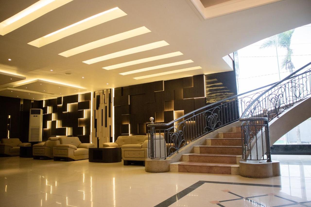 Karlita Hotel Tegal Esterno foto
