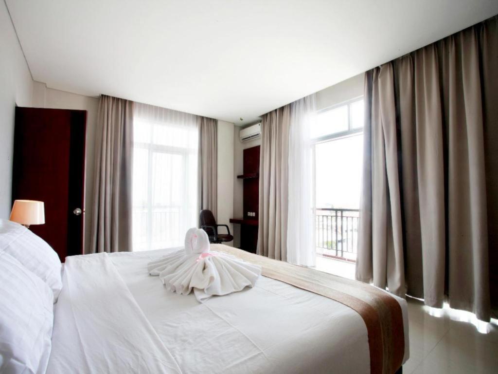 Karlita Hotel Tegal Esterno foto