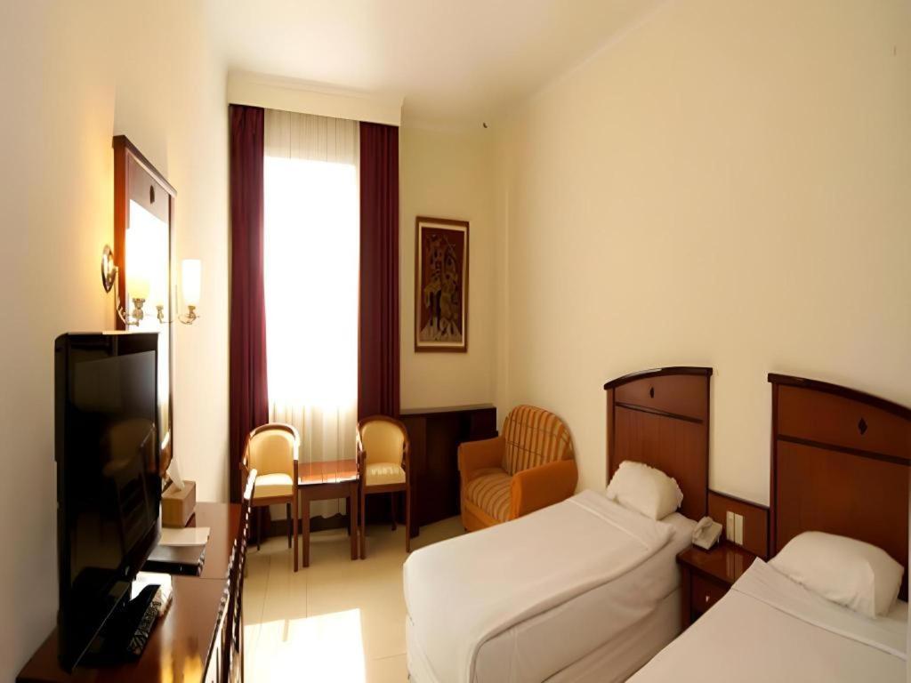 Karlita Hotel Tegal Esterno foto