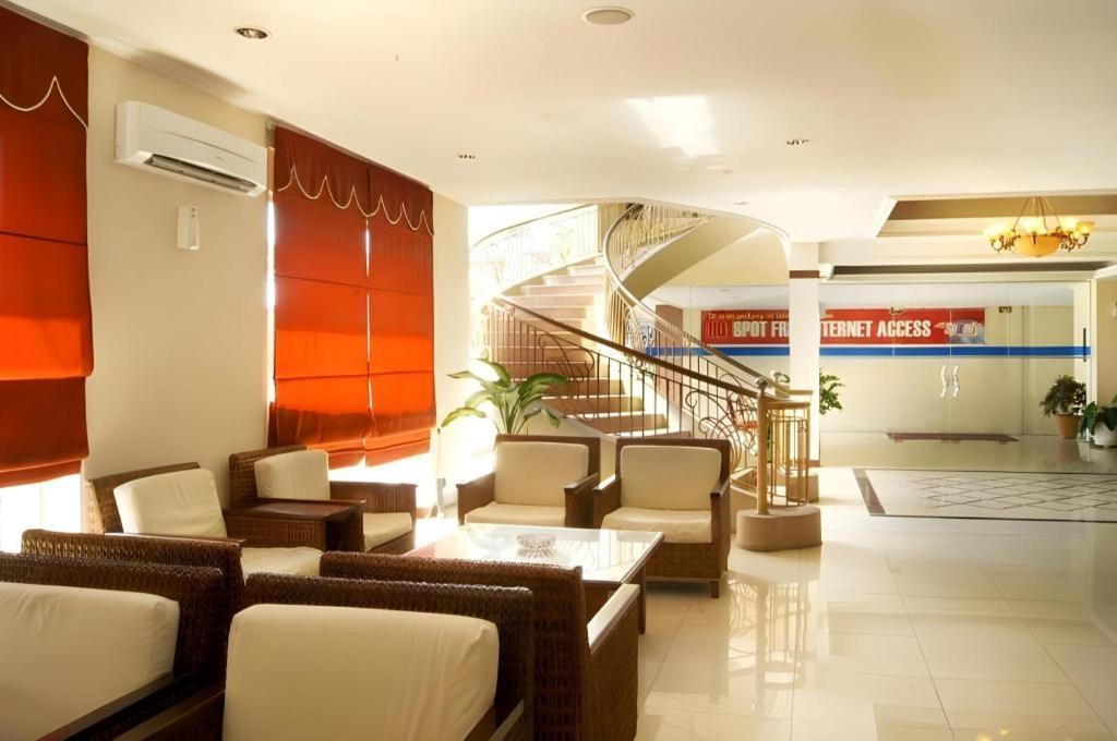 Karlita Hotel Tegal Esterno foto