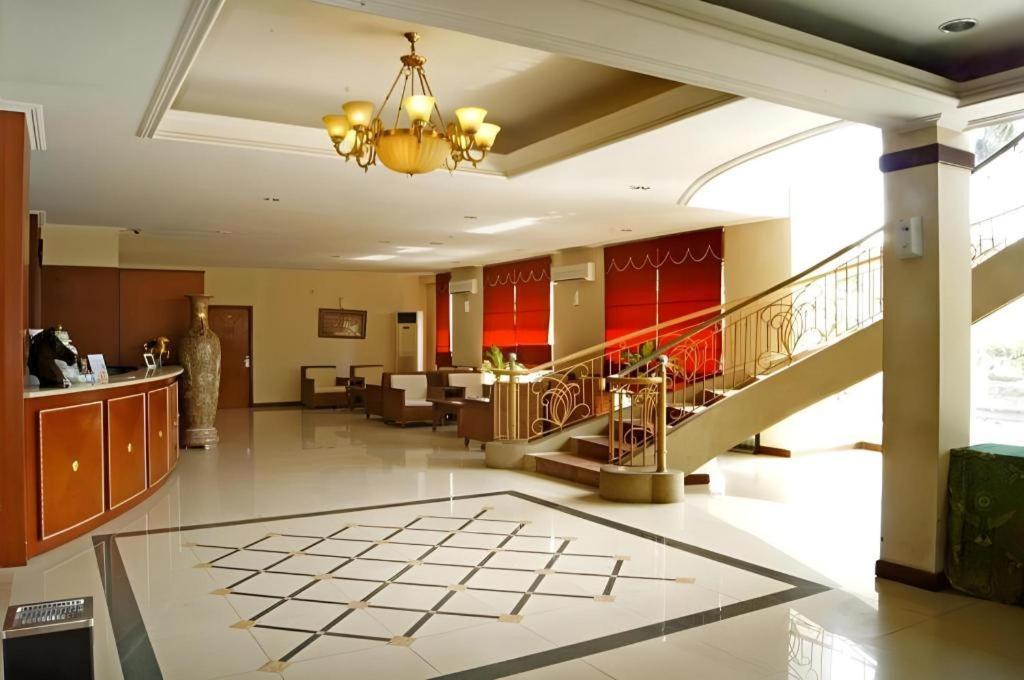 Karlita Hotel Tegal Esterno foto
