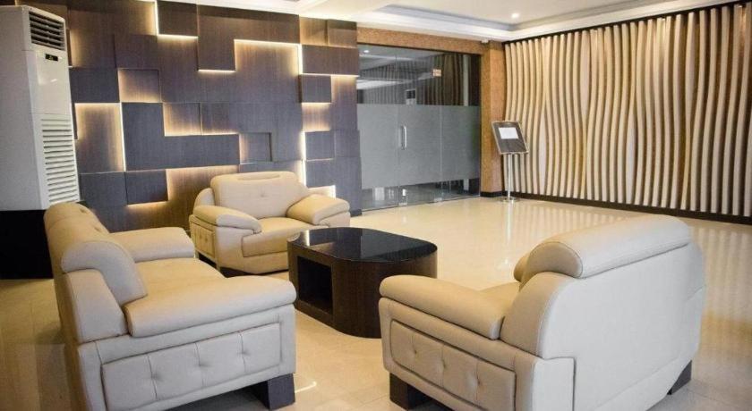 Karlita Hotel Tegal Esterno foto