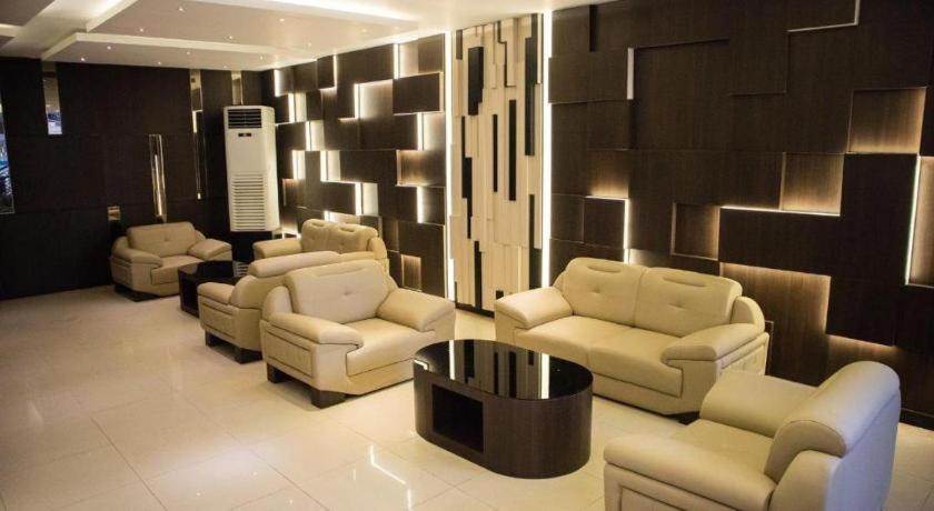 Karlita Hotel Tegal Esterno foto