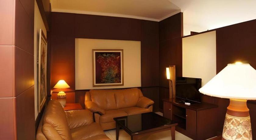 Karlita Hotel Tegal Esterno foto