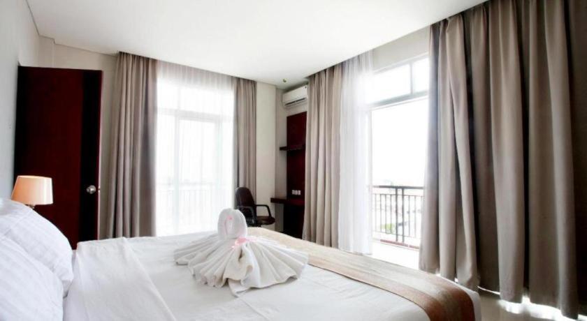 Karlita Hotel Tegal Esterno foto
