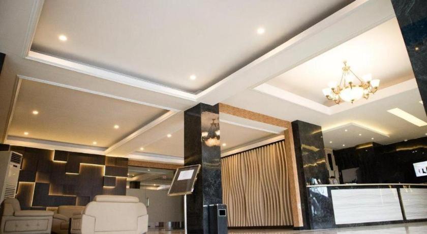 Karlita Hotel Tegal Esterno foto