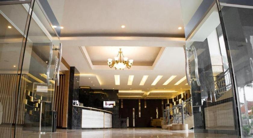 Karlita Hotel Tegal Esterno foto