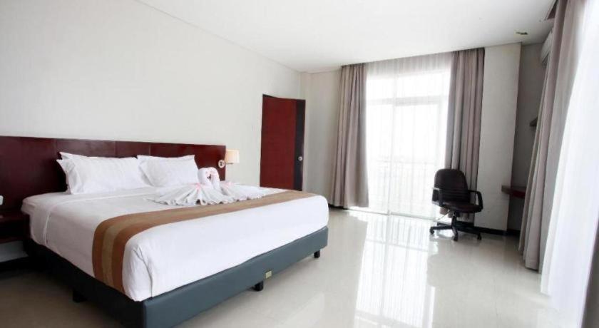 Karlita Hotel Tegal Esterno foto