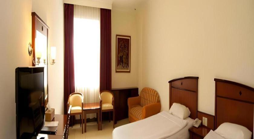 Karlita Hotel Tegal Esterno foto