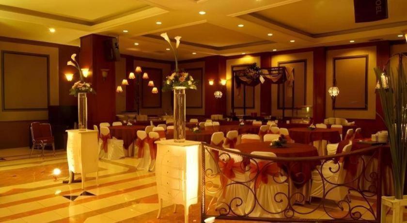 Karlita Hotel Tegal Esterno foto