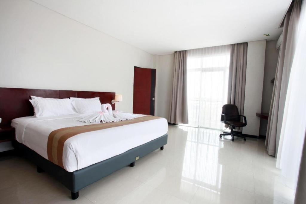 Karlita Hotel Tegal Esterno foto