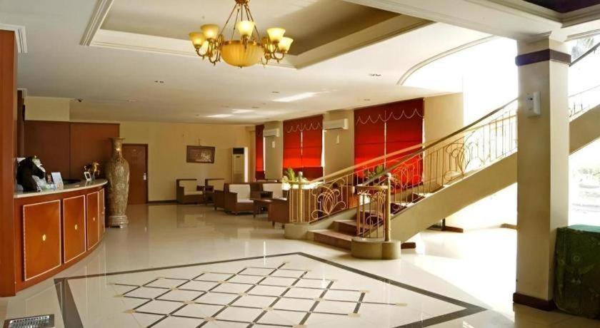 Karlita Hotel Tegal Esterno foto