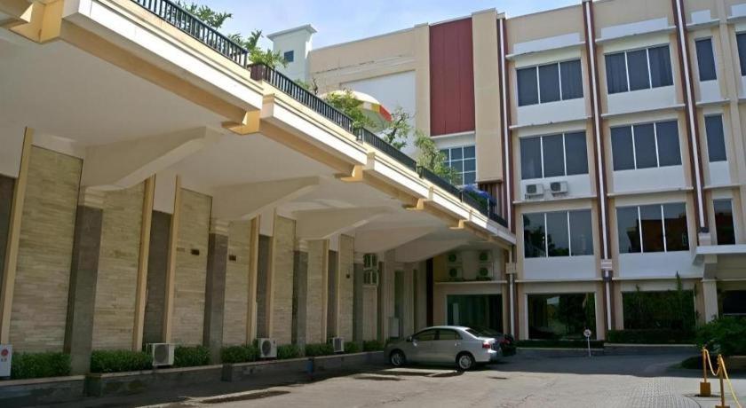 Karlita Hotel Tegal Esterno foto