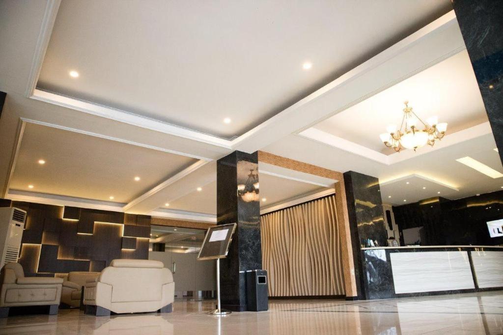 Karlita Hotel Tegal Esterno foto