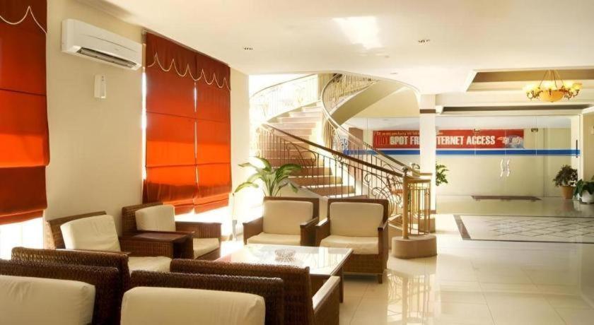 Karlita Hotel Tegal Esterno foto
