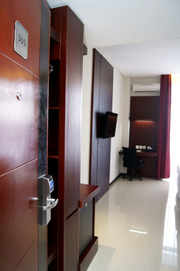 Karlita Hotel Tegal Esterno foto