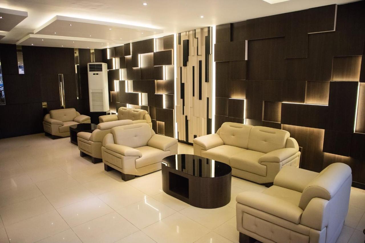 Karlita Hotel Tegal Esterno foto